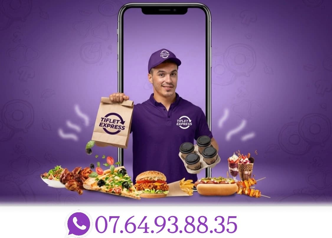 عامل توصيل يخرج من هاتف ذكي حاملاً وجبات سريعة متنوعة وقهوة أمام خلفية أرجوانية.